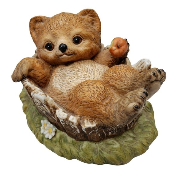 Homco | Masterpiece Porcelain 1986 Bear Cub In Log Eating an Apple Figurine VTG - Picture 1 of 8